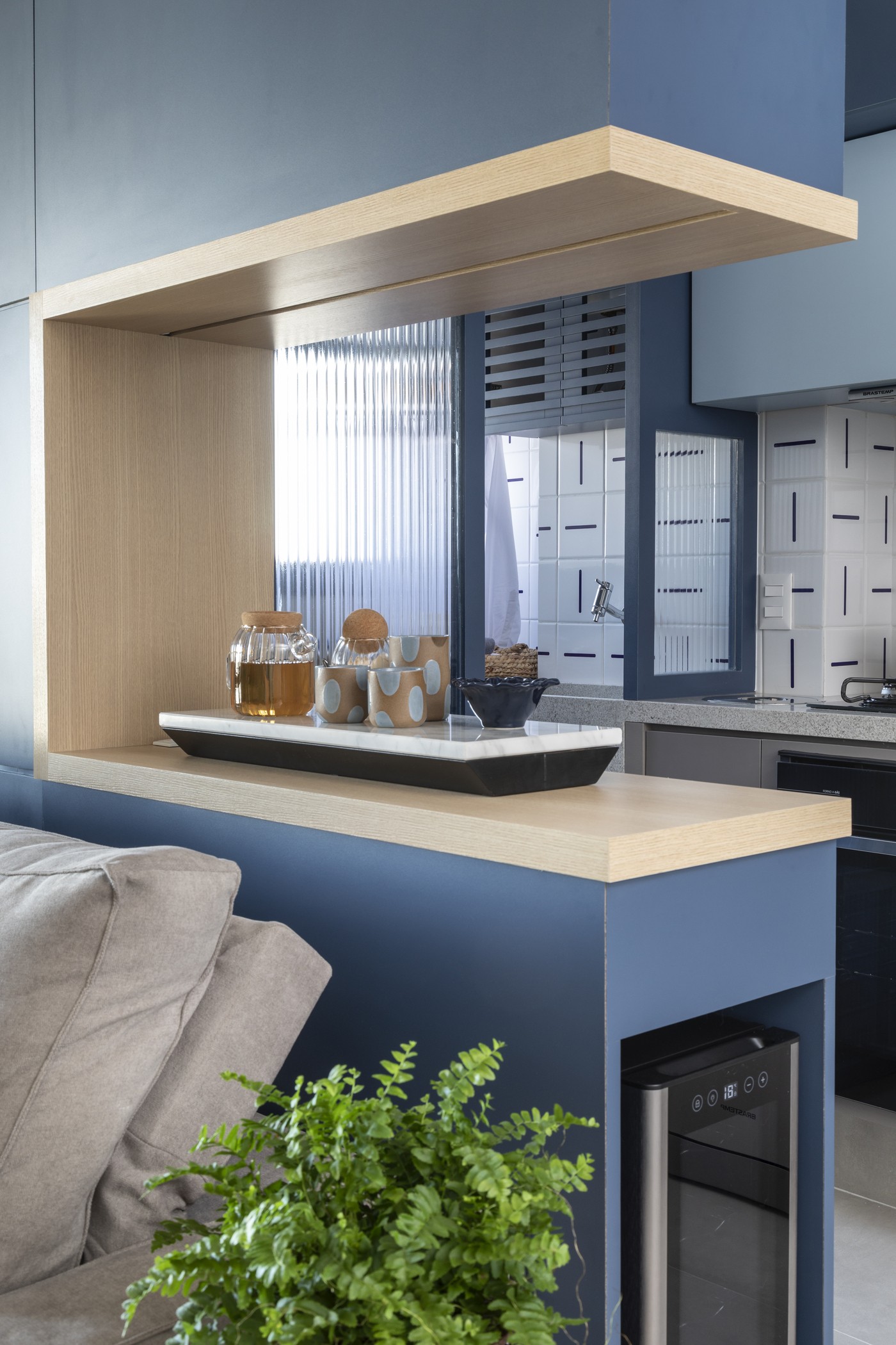 Décor do dia: cozinha aberta tem marcenaria azul, azulejo estampado e soluções inteligentes (Foto: Evelyn Müller)