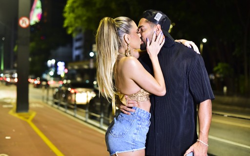 Erika Schneider troca beijos com Bil Araújo após casal assumir namoro