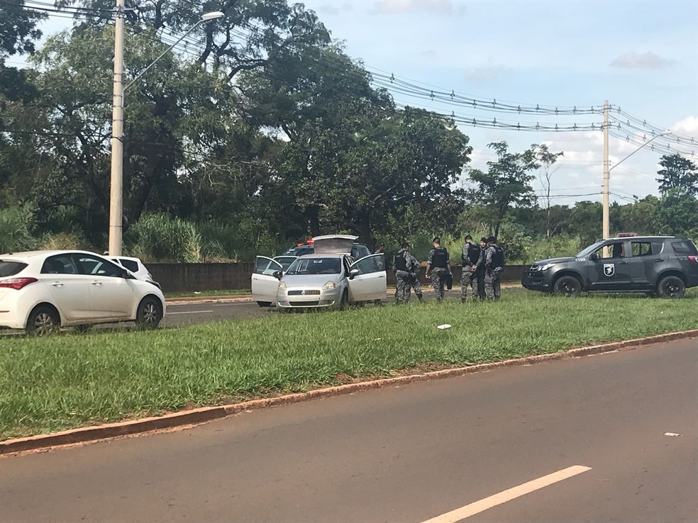 PolÃ­cia acredita que bandidos pretendiam levar carro para o Paraguai (Foto: ClÃ¡udia Gaigher/TV Morena)