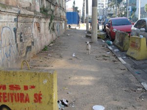 Risco de demolição levou subprefeitura a interditar a calçada. (Foto: Silvio Luiz Melo Marques/VC no G1)