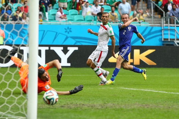 No terceiro gol da Bósnia-Herzegovina, Haghighi (Irã) ainda conseguiu tocar na bola - de leve - no chute de Vrsajevic, mas não evitou o gol (Foto: Getty Images)