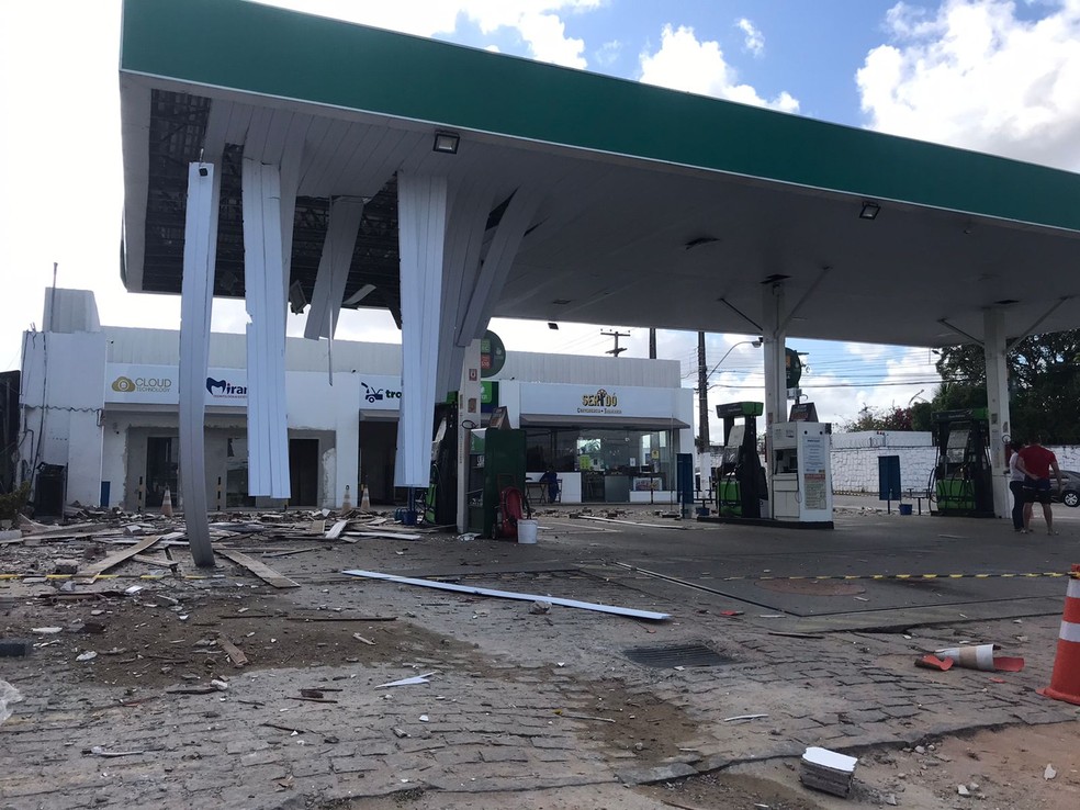 Parte da estrutura do posto ficou destruída pela explosão — Foto: Ayrton Freire - Intertv Cabugi