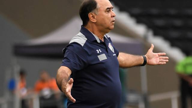 Marcelo Oliveira foi chamado de "burro" no segundo tempo