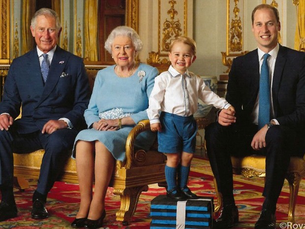 Rainha Elizabeth II, que vai completar 90 anos, foi fotografada ao lado do filho Charles, do neto William e do bisneto George (Foto: Royal Mail/Reprodução)
