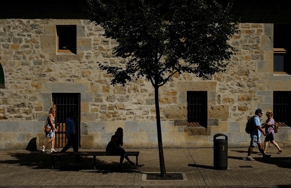 Onda de calor atinge a Espanha. Foto mostra dia quente na cidade de Pamplona, no norte do país (Foto: AP Photo/Alvaro Barrientos)