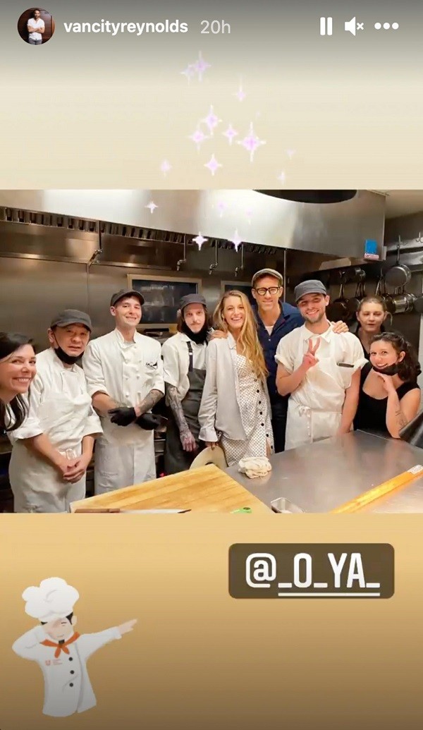 Post do ator Ryan Reynolds mostrando ele e a esposa na cozinha do restaurante em que comemoraram seus 10 anos juntos (Foto: Instagram)