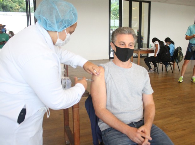 Luciano Huck toma a vacina contra a Covid-19 (Foto: Rodrigo Adão / AgNews)