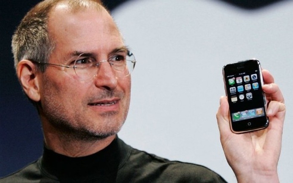 Steve Jobs e o primeiro iPhone lançado em 2007 — Foto: Divulgação/Apple