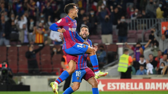 Philippe Coutinho comemora gol do Barcelona com Jordi Alba