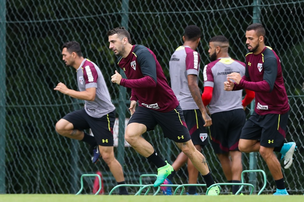 Pratto admite ter tocado na bola no gol de Jô