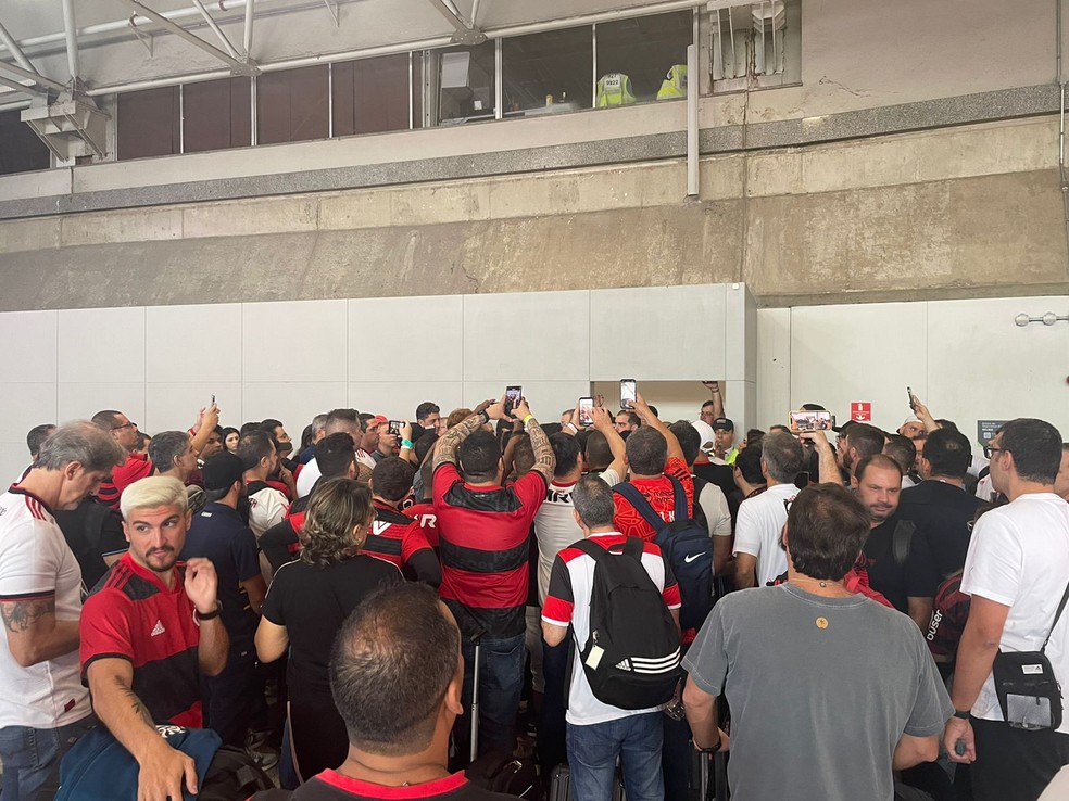 Torcedores do Flamengo ouvem explicação da Outsider Tour no Galeão antes de confusão — Foto: Juliano Lima