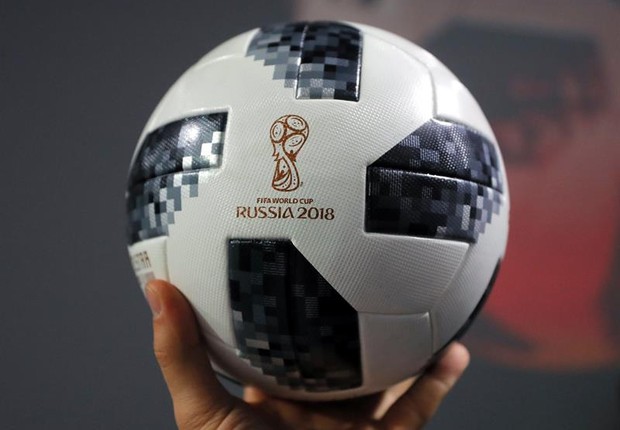 Adidas apresenta a bola oficial da Copa do Mundo da Rússia, Telstar 18 (Foto: Yuri Kochetkov/EFE)