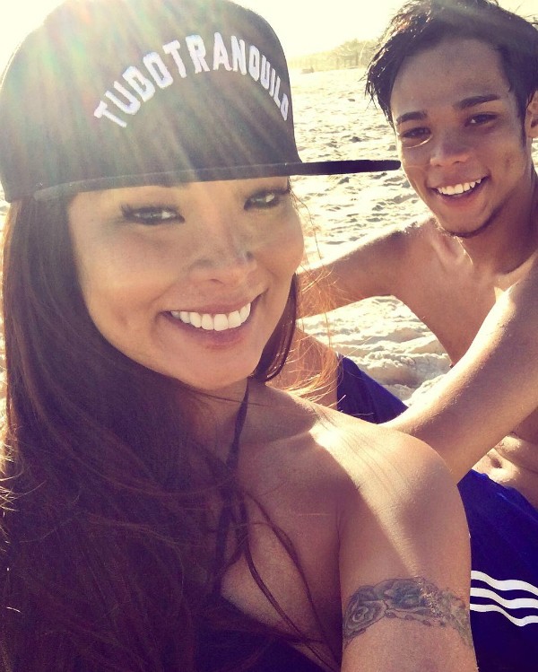 Carol Nakamura curte um dia de praia com o filho, Juan (Foto: Reprodução / Instagram)