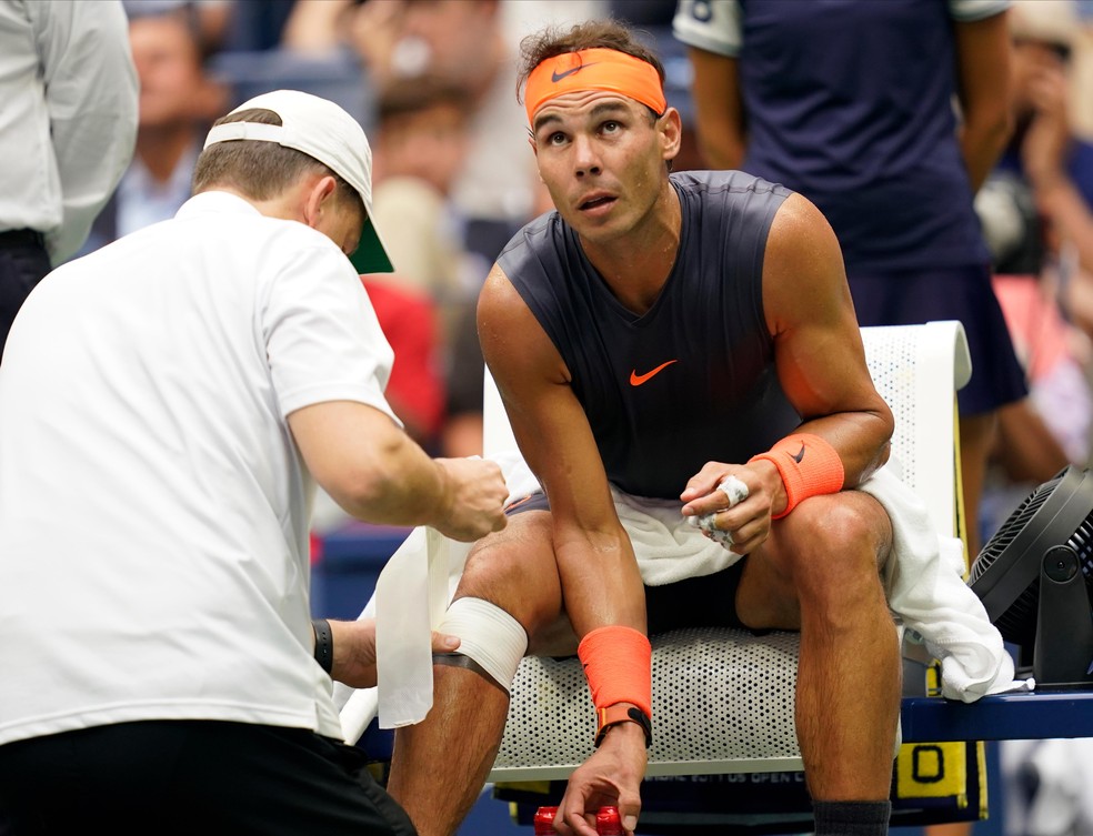 Rafael Nadal recebe atendimento no joelho na semifinal do US Open (Foto: Robert Deutsch / Reuters)