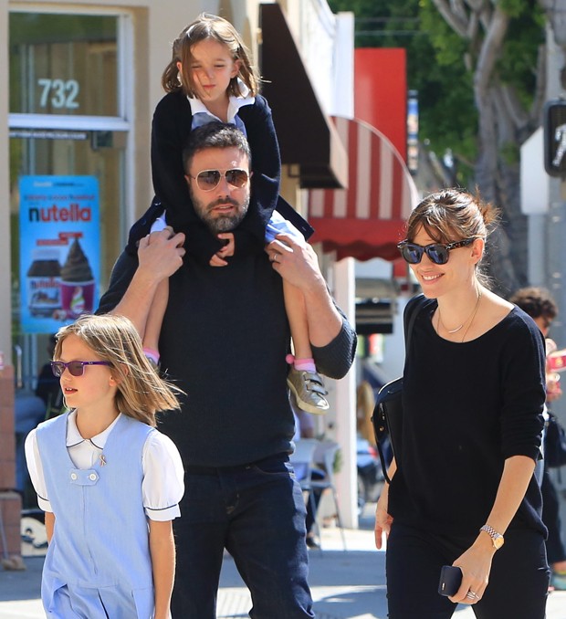 Ben Affleck e Jennifer Garner com as filhas Violet e Seraphina (Foto: x17/The Grosby Group)