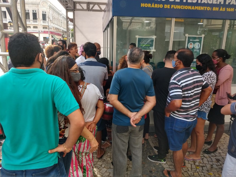 População busca testagem de Covid-19 no Centro de Fortaleza. — Foto: Halisson Ferreira/SVM