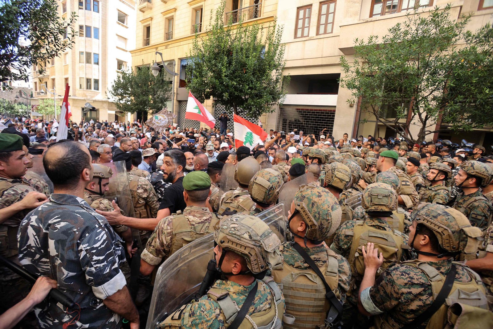 Soldados do exército libanês entram em confronto com militares aposentados enquanto tentam invadir o parlamento em Beirute — Foto: ANWAR AMRO / AFP