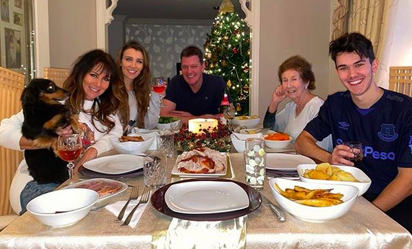 A atriz e apresentadora britânica Linda Lusardi com a família (Foto: Instagram)