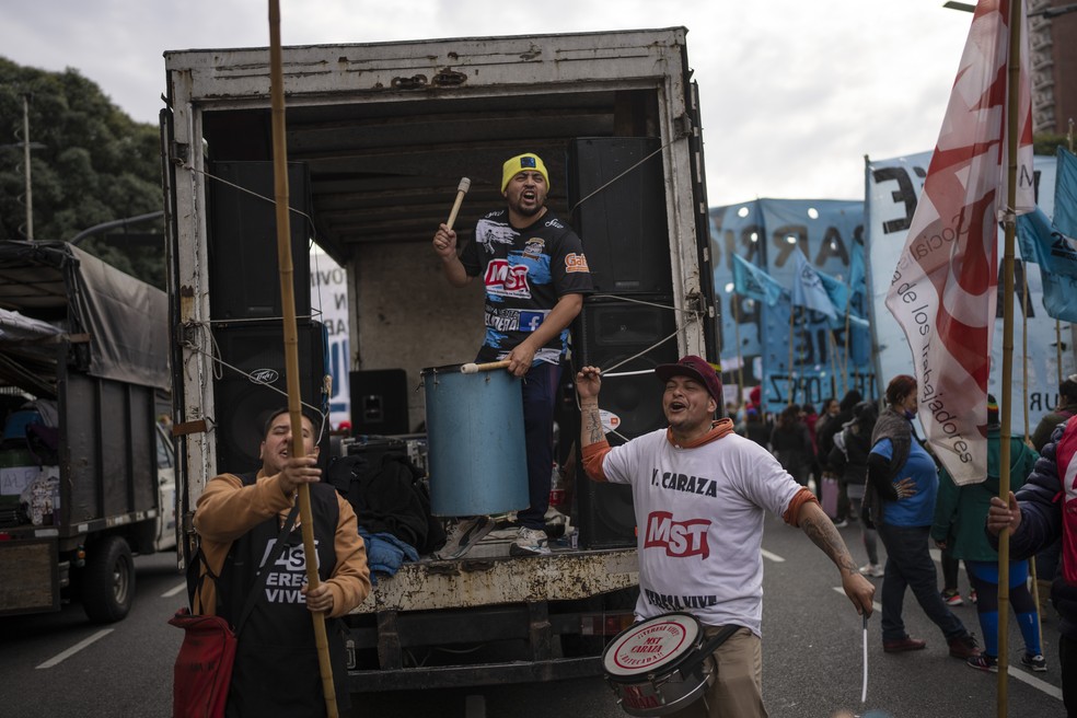 Caminhoneiros protestam na Argentina por conta da alta inflação — Foto: Rodrigo Abd/AP