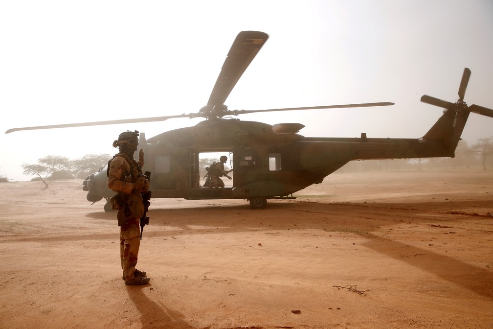 Na foto, tirada em julho de 2019, um soldado francês monta guarda em frente a um helicóptero militar em Ndaki, no Mali. — Foto: Benoit Tessier/Reuters