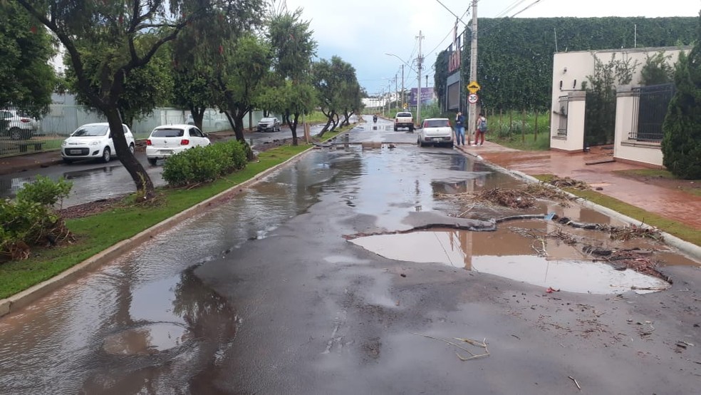 Avenida Presidente Médici, no Bairro Morada da Colina, ficou alagada e teve asfalto arrancado com a chuva — Foto: Defesa Civil Uberlândia/Divulgação