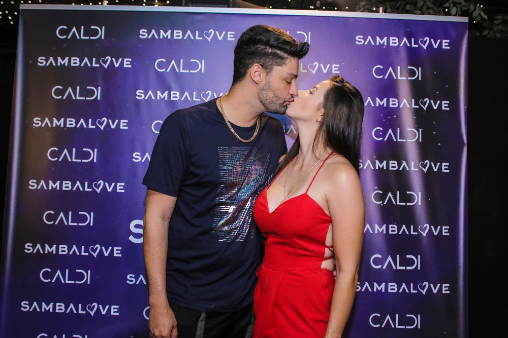 Munhoz troca beijos com a nova namorada, Alana Neto (Foto: Thiago Duran/AgNews)