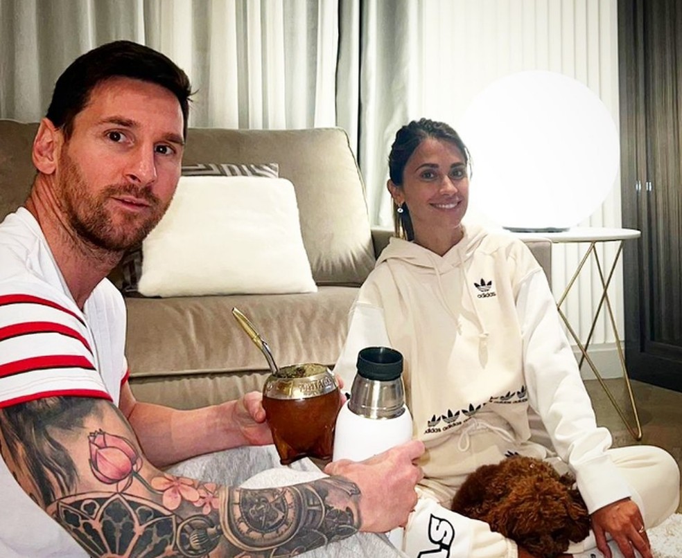 Lionel Messi tomando chimarrão ao lado da esposa, Antonella Roccuzzo — Foto: Reprodução/Instagram