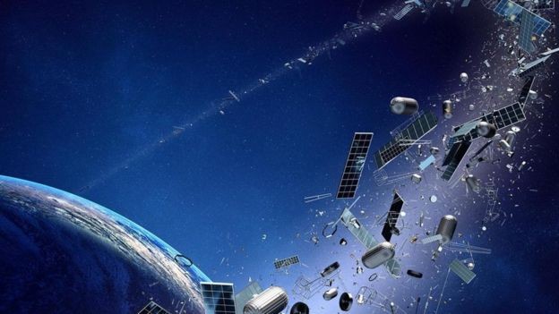 Lixo espacial, como os exemplos que aparecem nesta imagem, pode atingir e danificar veículos espaciais ativos (Foto: Getty Images via BBC News Brasil)