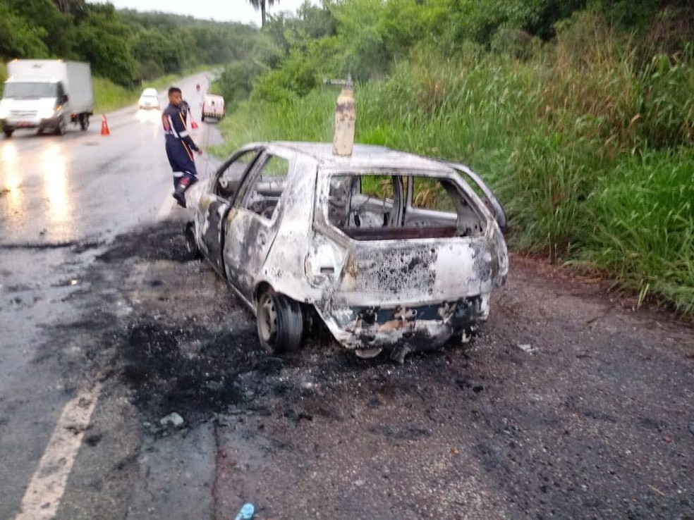 Veículo foi destruído pelas chamas. Uma das vítimas teve queimaduras de segundo grau — Foto: Divulgação/G3 Resgate