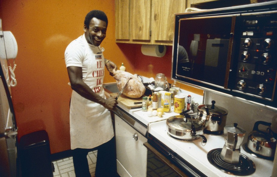 Momento íntimo de Pelé na cozinha de sua casa