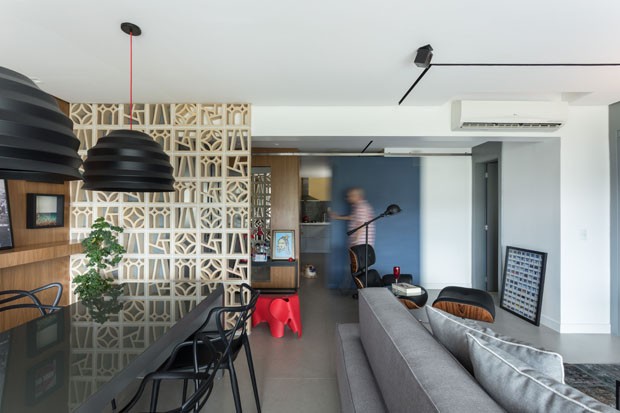 Apartamento gaúcho tem paleta neutra e dá protagonismo à churrasqueira  (Foto: ©Marcelo Donadussi)