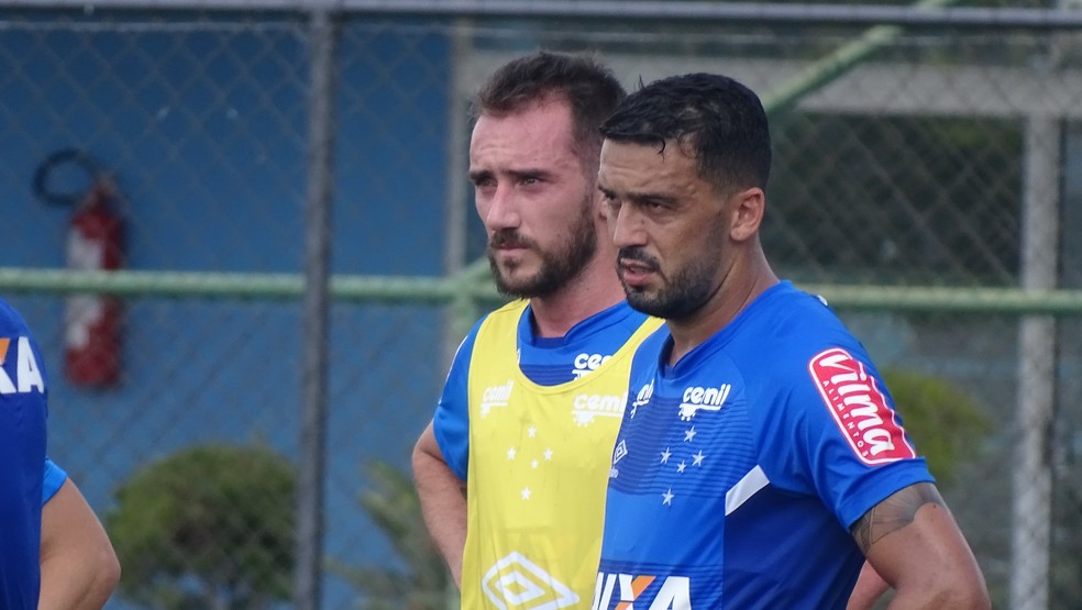 Mancuello ao lado de Edilson em treinamento do Cruzeiro (Foto: Gabriel Duarte)