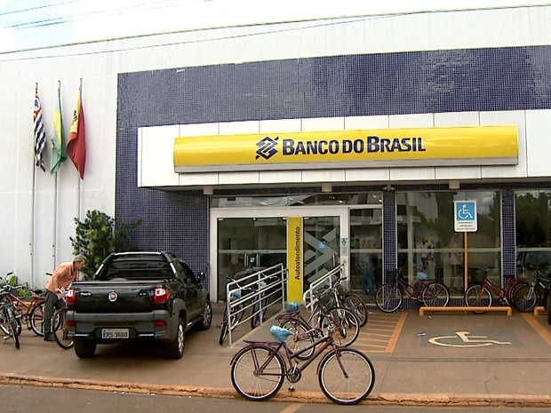 Contratos falsos eram firmados em agência do Banco do Brasil em Guará (Foto: Cláudio Oliveira/EPTV)