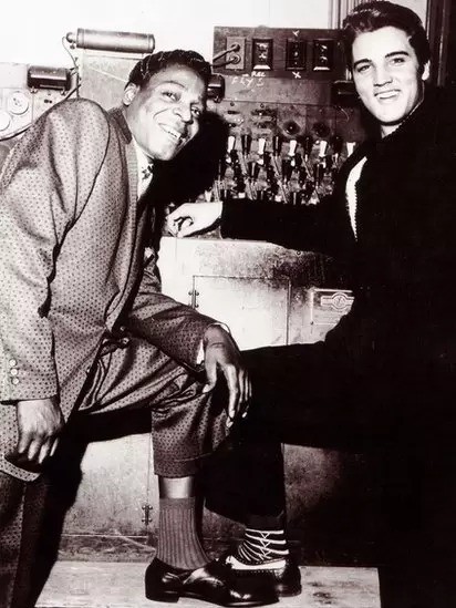 Cantor e compositor Brook Benton e Presley, nos bastidores do Goodwill Revue, da rádio WDIA, em 1957 (Foto: Getty Images via BBC News)