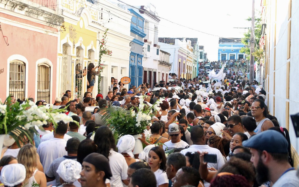 Cortejo do Águas de Oxalá tomou as ruas do Sítio Histórico de Olinda — Foto: Marlon Costa/Pernambuco Press