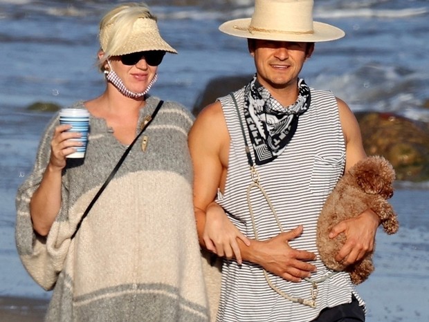 Katy Perry e Orlando Bloom passeiam juntos pela praia de Santa Barbara (Foto: The Grosby Group)