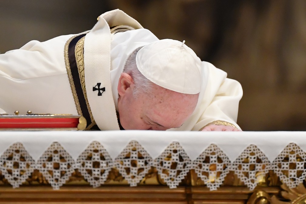 Papa Francisco beija o altar no início da missa do Domingo de Páscoa na Basílica de São Pedro, no Vaticano — Foto: Andreas Solaro / AFP Photo