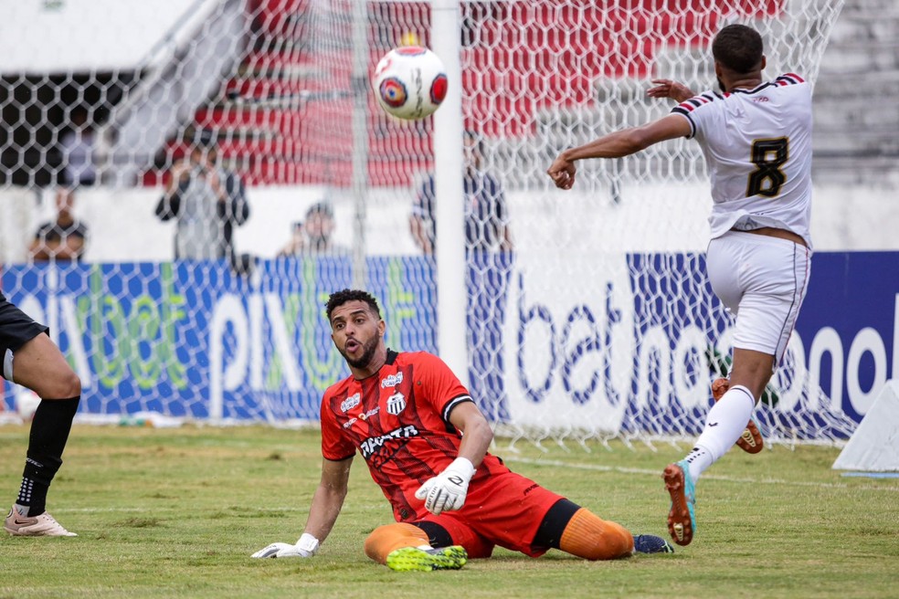 Alex Vila Nova, goleiro do Central, na partida contra o Santa Cruz — Foto: Rafael Vieira / FPF-PE