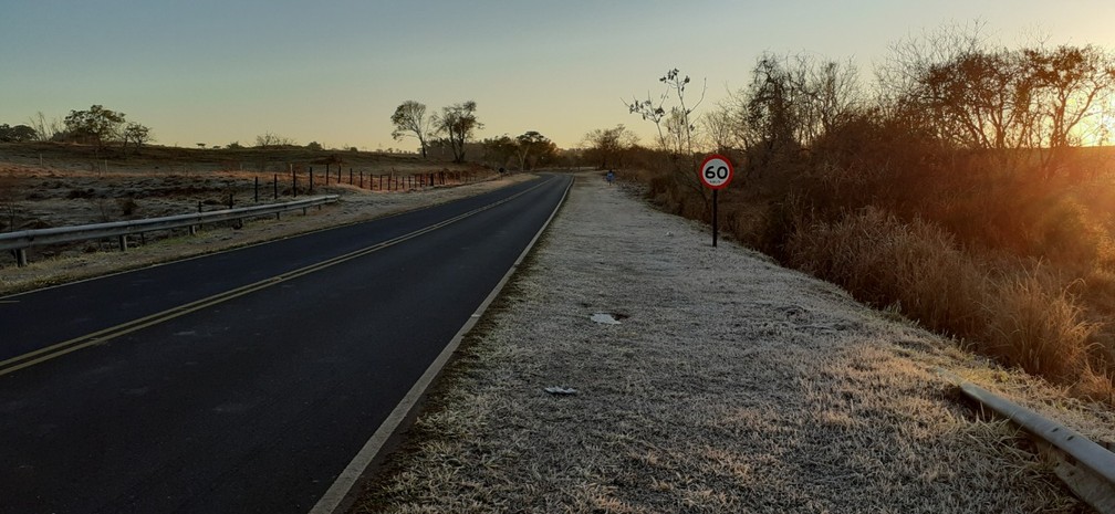 André Moraes Castanho fotografou paisagem coberta pela geada nesta quinta-feira (29), em Álvares Machado (SP) — Foto: André Moraes Castanho 