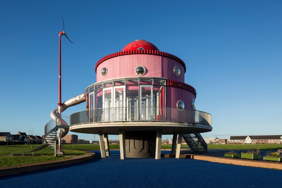 Casa rosa em forma de bolo com escorregador feita em Almere, na Holanda, ao ouvir o desejo de crian&ccedil;as f&atilde;s de um programa infantil &mdash; Foto: Getty Images