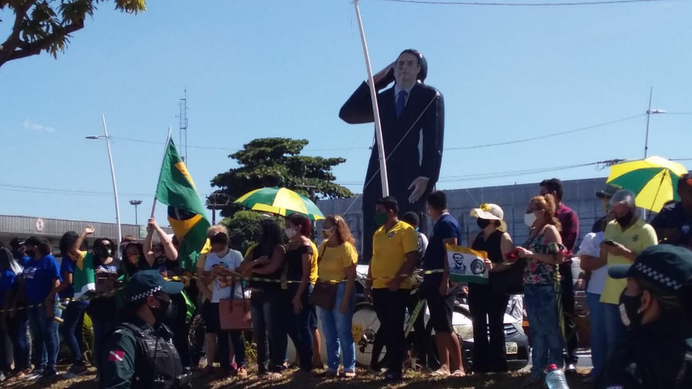 Apoiadores do presidente se reúnem no centro Belém (PA) antes da chegada de Jair Bolsonaro para inauguração de obra, nesta quinta-feira, 13 de agosto. — Foto: G1 PA