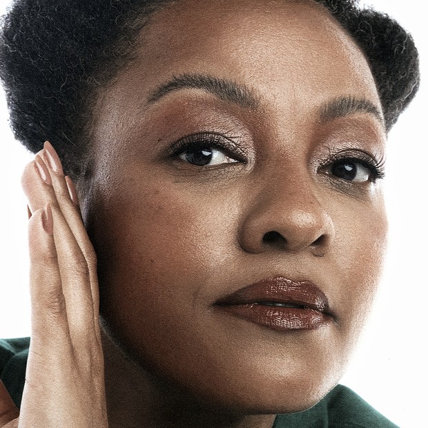 Rosângela Silva, da Negra Rosa, acerta ao criar linha de hair care e maquiagem para mulheres negras (Foto: Reprodução)