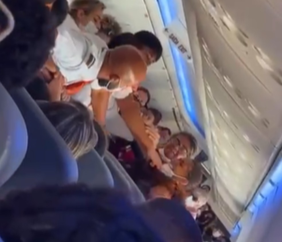 Briga aconteceu em voo com destino a São Paulo na quinta-feira (2) — Foto: Redes sociais