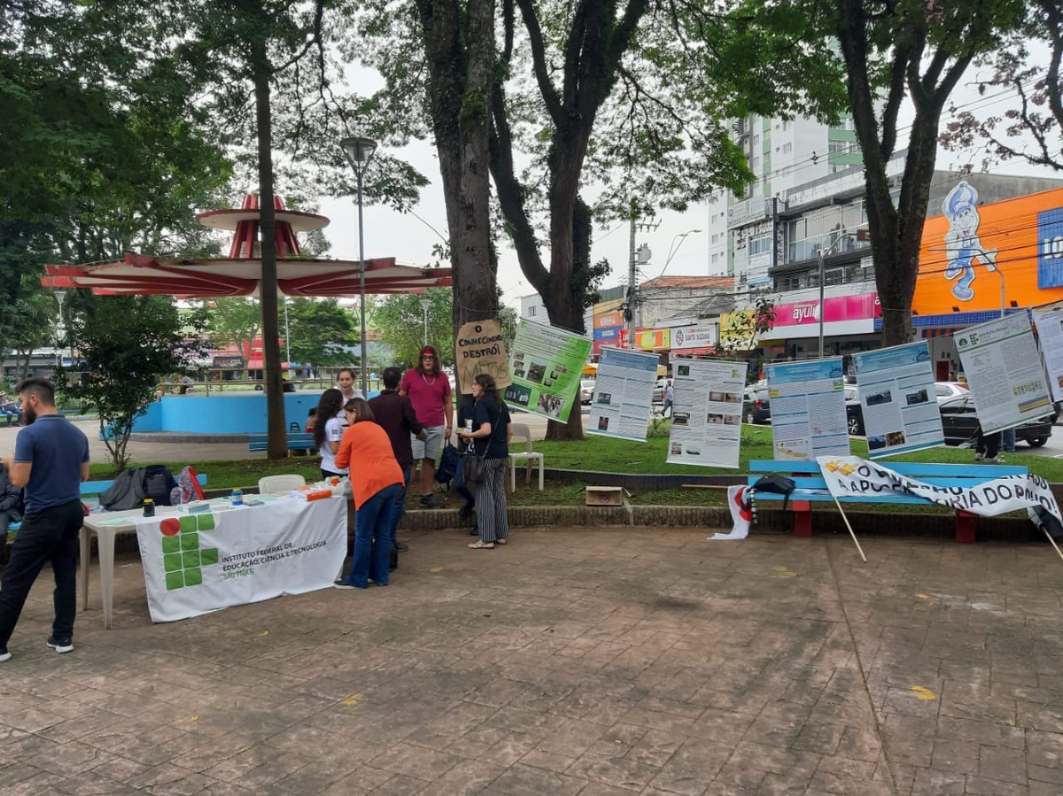 Alunos e professores do Instituto Federal de Suzano fazem aula pública em praça em protesto contra cortes na educação