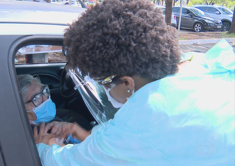 Resultado de imagem para Em quatro dias, Saúde vacina cerca de 45 mil idosos com mais de 80 anos no DF