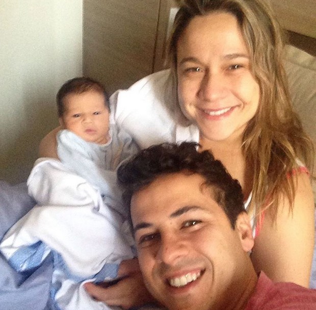 Fernanda Gentil e Matheus Braga sorriem ao lado do filho Gabriel, o primeiro do casal (Foto: Reprodução Instagram)