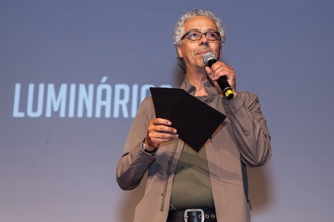 Ruy Teixeira anuncia o vencedor da categoria Luminárias