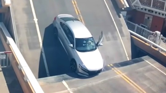 Vídeo: Carro fica preso em ponte levadiça nos EUA, mas motorista escapa sem ferimentos