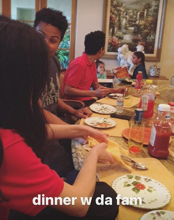 O jovem Blanket, caçula de Michael Jackson, em uma foto de um jantar de família compartilhada por sua irmã, Paris Jackson (Foto: Instagram)