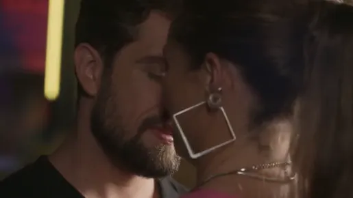 Rômulo tenta beijar Pat em festa promovida por Andrea